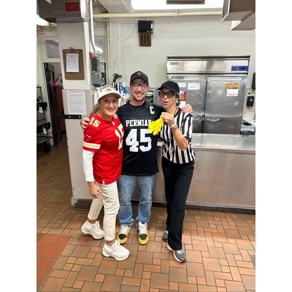 Referee Outfit Woman’s Medium - Picture 6 of 6